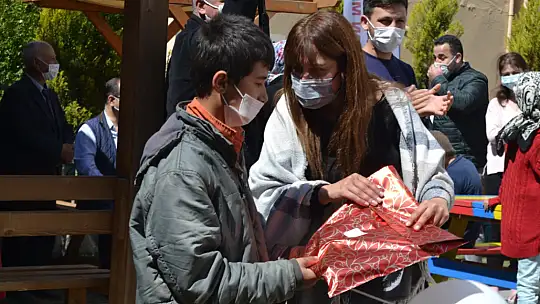 Bu kez engelli öğrenci ve gençlere forma hediye etti