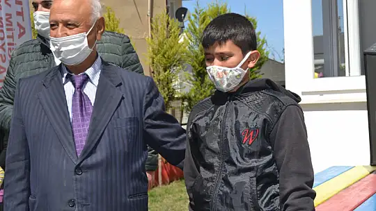 Bu kez engelli öğrenci ve gençlere forma hediye etti