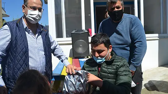 Bu kez engelli öğrenci ve gençlere forma hediye etti