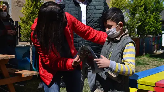Bu kez engelli öğrenci ve gençlere forma hediye etti