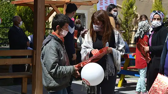 Bu kez engelli öğrenci ve gençlere forma hediye etti