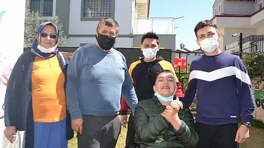 Bu kez engelli öğrenci ve gençlere forma hediye etti