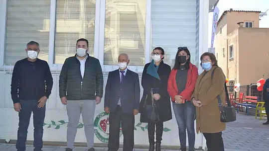 Bu kez engelli öğrenci ve gençlere forma hediye etti