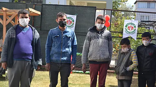 Bu kez engelli öğrenci ve gençlere forma hediye etti