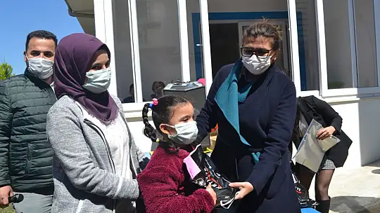 Bu kez engelli öğrenci ve gençlere forma hediye etti