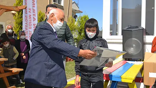 Bu kez engelli öğrenci ve gençlere forma hediye etti
