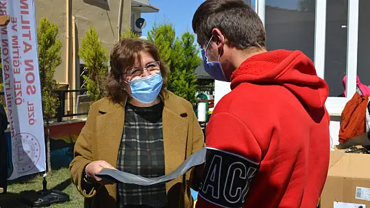 Bu kez engelli öğrenci ve gençlere forma hediye etti