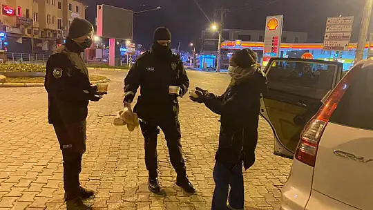 Hayırsever vatandaşlardan sıcak çorba ikramı