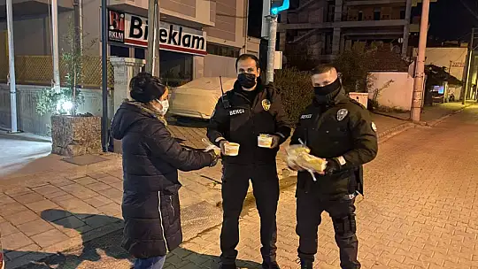 Hayırsever vatandaşlardan sıcak çorba ikramı