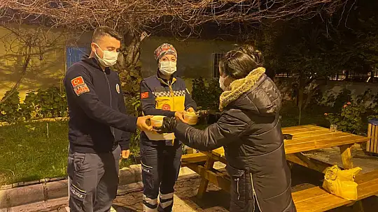 Hayırsever vatandaşlardan sıcak çorba ikramı