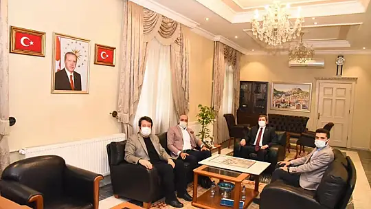 Yörük göç yolları haritası Vali Tavlı'ya hediye edildi