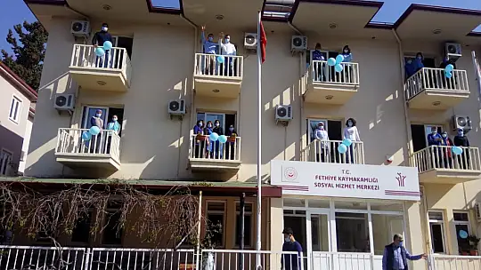 Sosyal Hizmetler Müdürlüğünde kurum binası mavi balonlar ile süslendi