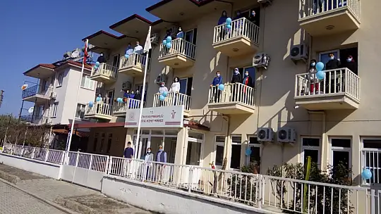 Sosyal Hizmetler Müdürlüğünde kurum binası mavi balonlar ile süslendi