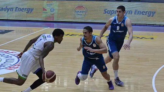 Taraftarlar, basketbolcular, teknik heyet ve yöneticiler büyük sevinç yaşadı