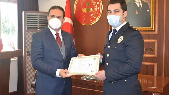 Kaymakam Fırat 30 polise başarı belgesi taktim etti