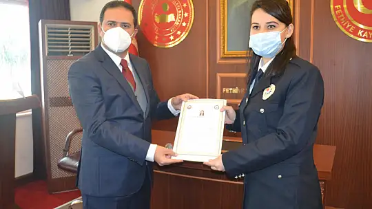 Kaymakam Fırat 30 polise başarı belgesi taktim etti