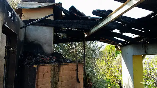 Çamköy Mahallesi'nde 2 daire tamamen kül oldu