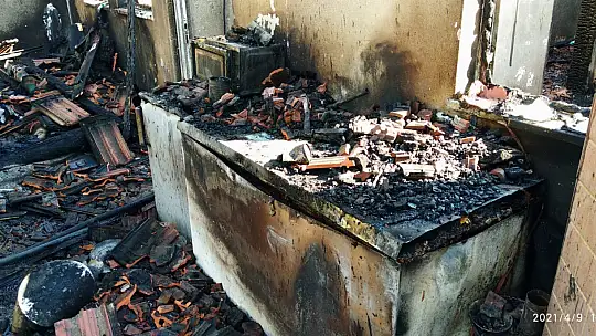 Çamköy Mahallesi'nde 2 daire tamamen kül oldu