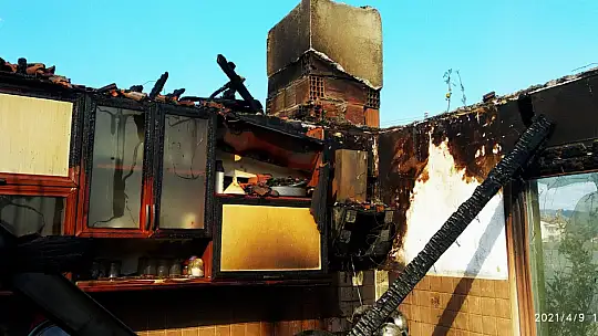 Çamköy Mahallesi'nde 2 daire tamamen kül oldu