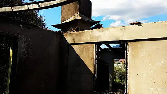 Çamköy Mahallesi'nde 2 daire tamamen kül oldu