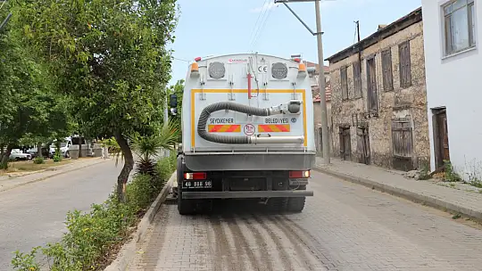 Vatandaş evde, belediye ekipleri sahada
