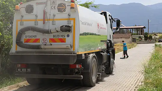 Vatandaş evde, belediye ekipleri sahada