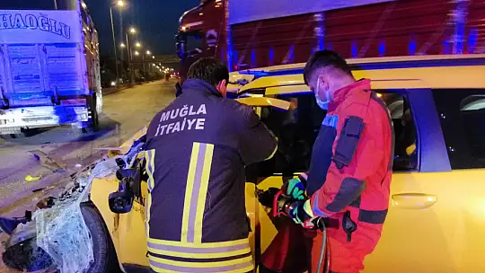 Ticari taksi kamyona arkadan çarptı