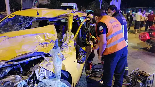 Ticari taksi kamyona arkadan çarptı