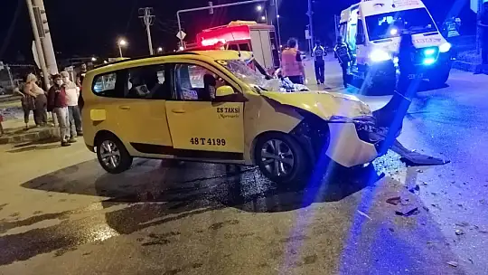 Ticari taksi kamyona arkadan çarptı