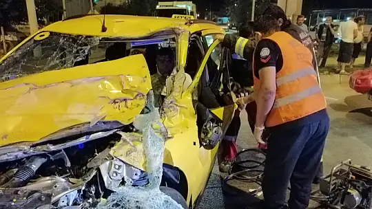 Ticari taksi kamyona arkadan çarptı