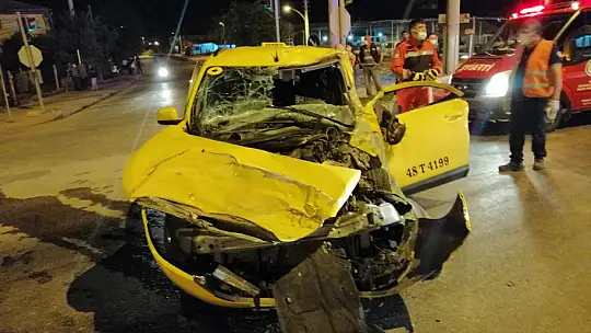 Ticari taksi kamyona arkadan çarptı