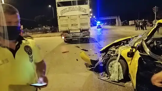 Ticari taksi kamyona arkadan çarptı