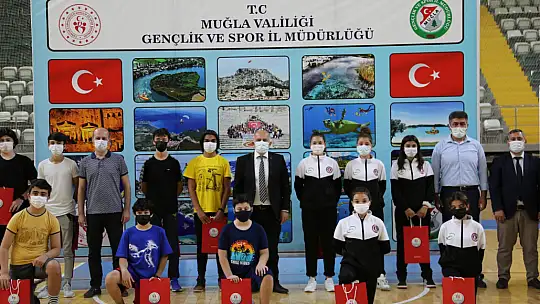 Dereceye giren sporcular ödüllerini aldılar