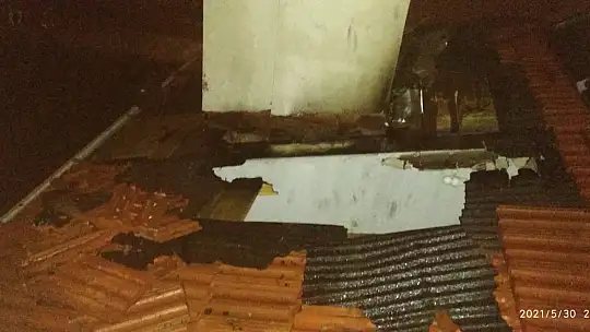 Çatı yangını büyümeden söndürüldü