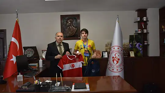 İşitme Engelliler Yüzme'de Türkiye Şampiyonundan İlman'a Ziyaret