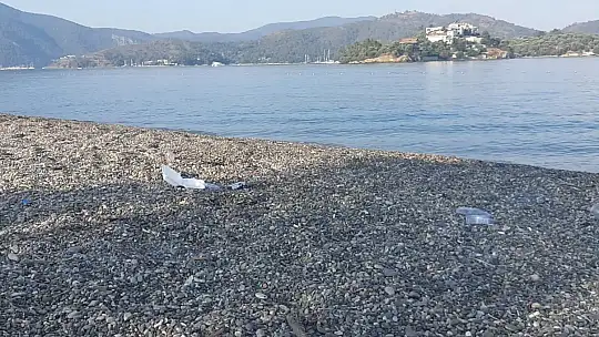 Plaja bırakılan çöpler vatandaşın tepkisini çekti