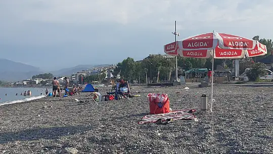 Plaja bırakılan çöpler vatandaşın tepkisini çekti