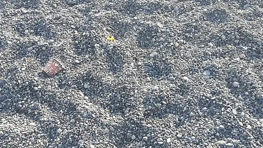 Plaja bırakılan çöpler vatandaşın tepkisini çekti