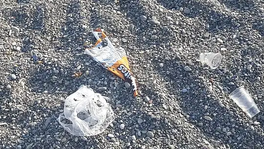 Plaja bırakılan çöpler vatandaşın tepkisini çekti