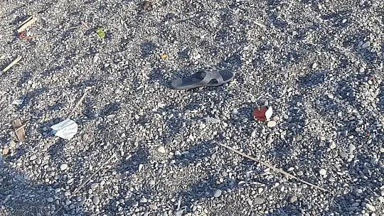 Plaja bırakılan çöpler vatandaşın tepkisini çekti