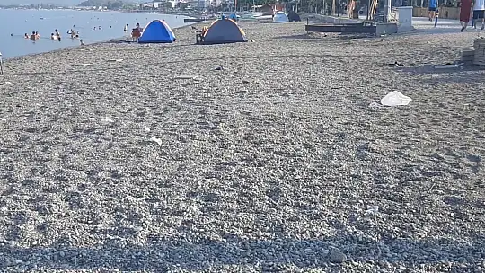 Plaja bırakılan çöpler vatandaşın tepkisini çekti