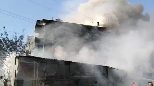 Fethiye'de 4 katlı mobilya mağazasında yangın