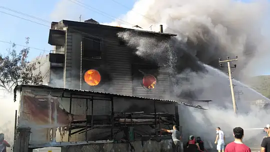 Fethiye'de 4 katlı mobilya mağazasında yangın