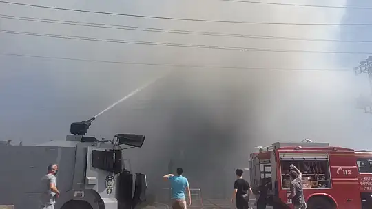 Fethiye'de 4 katlı mobilya mağazasında yangın