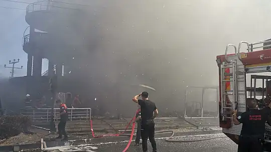 Fethiye'de 4 katlı mobilya mağazasında yangın