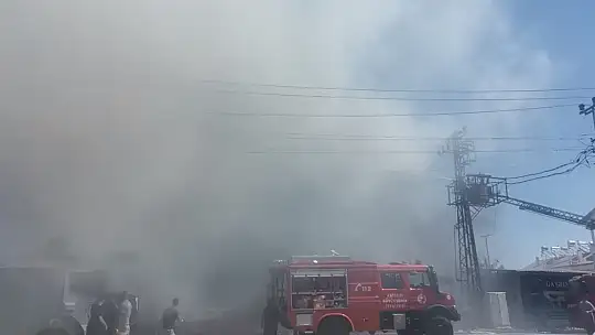 Fethiye'de 4 katlı mobilya mağazasında yangın