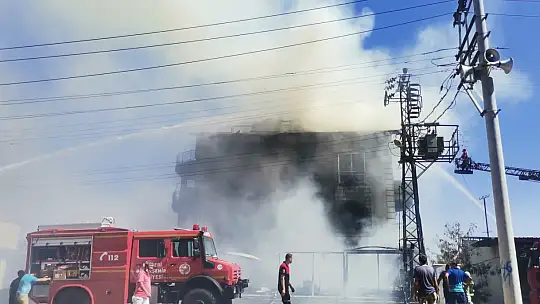 Fethiye'de 4 katlı mobilya mağazasında yangın