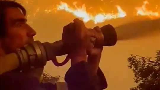 Oyuncu İbrahim Çelikkol, alevlerin arasına daldı