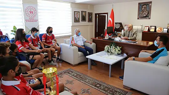 Şampiyon takımdan İlman'a ziyaret