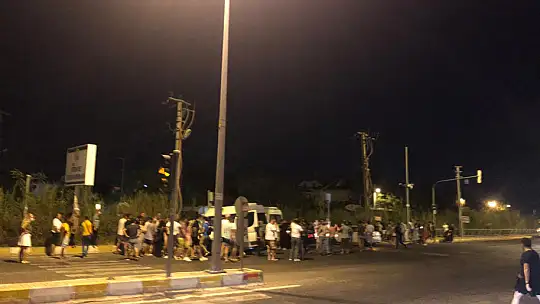 Minibüs ile otomobil çarpıştı